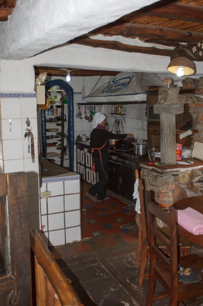 08-Kitchen in hostal.jpg - Kitchen in hostal